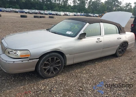 2004 Lincoln Town Car Signature z USA, uszkodzony, nr VIN 1LNHM81W94Y601581